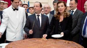 7768755226_francois-hollande-et-valerie-trierweiler-lors-de-la-traditionnelle-galette-des-rois-a-l-elysee-le-7-janvier-derniere-image-du-couple-presidentiel-depuis-la-une-de-closer