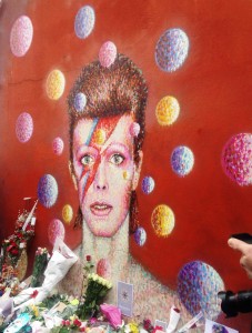 Ce matin, au pied du portrait de Ziggy Stardust, les hommages fleuris des fans de David Bowie