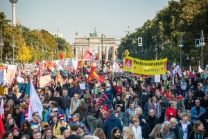 A Berlin, on manifeste ; à Paris, on Nuit Debout